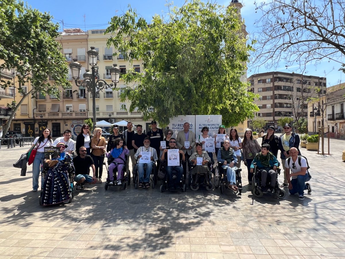 ASPAYMCV's tweet photo. En definitiva, apoyando esta buenísima iniciativa de la Dirección General de las personas con discapacidad del Ayuntamiento de Valencia, que busca reforzar el respeto hacia las personas con discapacidad, la seguridad vial y hacer de nuestra ciudad un lugar mejor. https://t.co/cHvvRht4B9