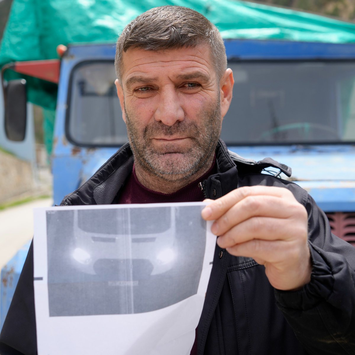 showgecehatti's tweet image. Gümüşhane'de yaşayan bir vatandaşın 3 yıldır evinin önünde duran ve odunluk olarak kullandığı eski model kamyonuna İstanbul FSM Köprüsü'nden geçiş ihlali yaptığı gerekçesiyle trafik cezası kesildi.

#FSM #trafik #ceza #haber #gecehattı