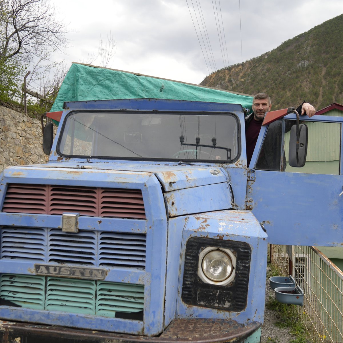 showgecehatti's tweet image. Gümüşhane'de yaşayan bir vatandaşın 3 yıldır evinin önünde duran ve odunluk olarak kullandığı eski model kamyonuna İstanbul FSM Köprüsü'nden geçiş ihlali yaptığı gerekçesiyle trafik cezası kesildi.

#FSM #trafik #ceza #haber #gecehattı