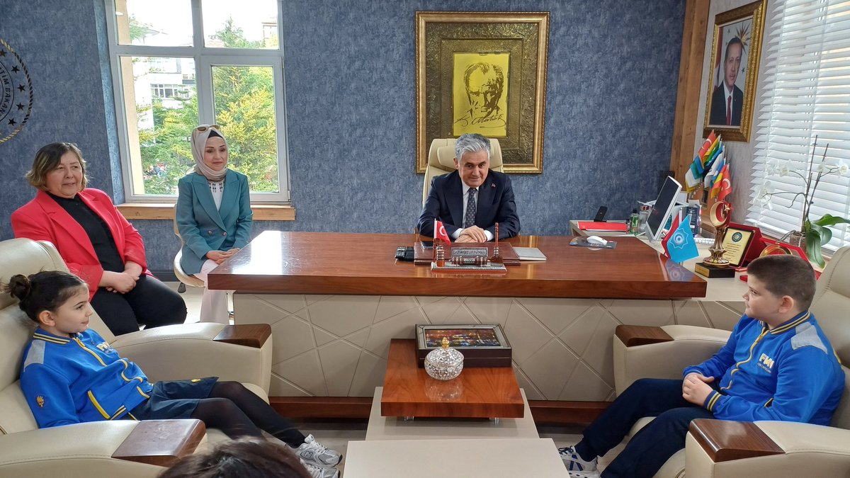 BakirkoyMEM's tweet photo. İlçe Millî Eğitim Müdürümüz Dr. Kürşat Arzuoğlu, 23 Nisan Ulusal Egemenlik ve Çocuk Bayramı kapsamında düzenlenen geleneksel makam koltuğu devir töreninde temsili olarak makamı, FMV Özel Florya Işık İlkokulu öğrencisi Arda Yapıcı'ya devretti. @tcmeb @istanbulilmem @karzuoglu https://t.co/HbM83Res85