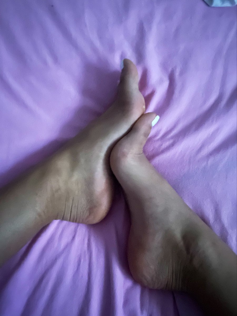 PrincesAnnii's tweet image. Good morning feet lovers ;) I just woke up and took this picture. How would you rate my feet? 1-10 
#feet #pic #contentbuyer #queen #blurrypic