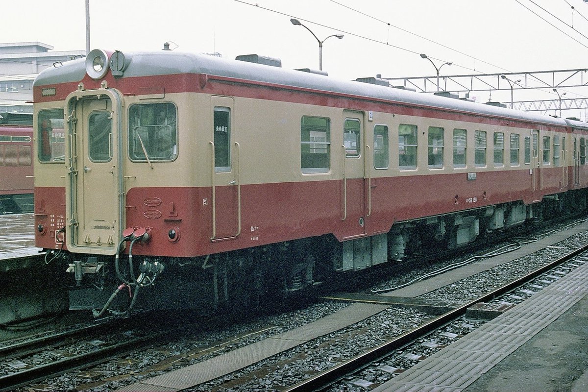 あの頃に戻りのんびり鉄道の旅をしたいなぁ〜。

① #備後落合駅 の売店 ※許可を得て撮影
② #木次線 #出雲坂根駅
③ レジェンド キハ52 128に乗車♪
④ #キハ52 128 仙ｺｺ 国鉄時代
急行いなわしろ 仙台駅到着後切離し？