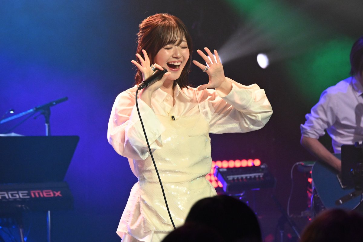 SSessions_tbsch's tweet photo. 「アルノちゃんのこういう姿を見たい🥹」という #鈴木愛理 さんからのリクエストで #乃木坂46「せっかちなかたつむり」を🎤

お客さんからの“コール”に笑顔🩷🩵
歌唱前に振り付けも確認✅

『#SpicySessions』
4月25日(土)午後11時30分〜TBSチャンネル1
🔗https://t.co/LlBubCdPaZ
#黒沢薫 #中西アルノ https://t.co/0TjXNLdsK5
