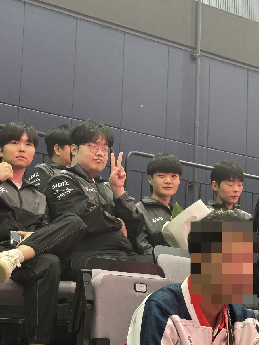 wid0215's tweet photo. ECA 빠르게 출근
마지막은 선수들 도촬하기 https://t.co/mm92eXmsMJ