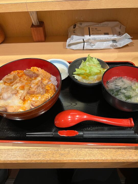 int_eng_1's tweet photo. 【溜池山王おすすめランチ🍽️】

ぜひ一度は行ってみてほしい！
親子丼一択の名店「きすけ」
とろとろ卵×比内地鶏で満足度高すぎる。
しかも提供早いので、昼休憩でも行けるのが神。

このエリアで働くなら一度は行ってほしい。
#溜池山王ランチ #赤坂ランチ https://t.co/uDCupe7Fc5