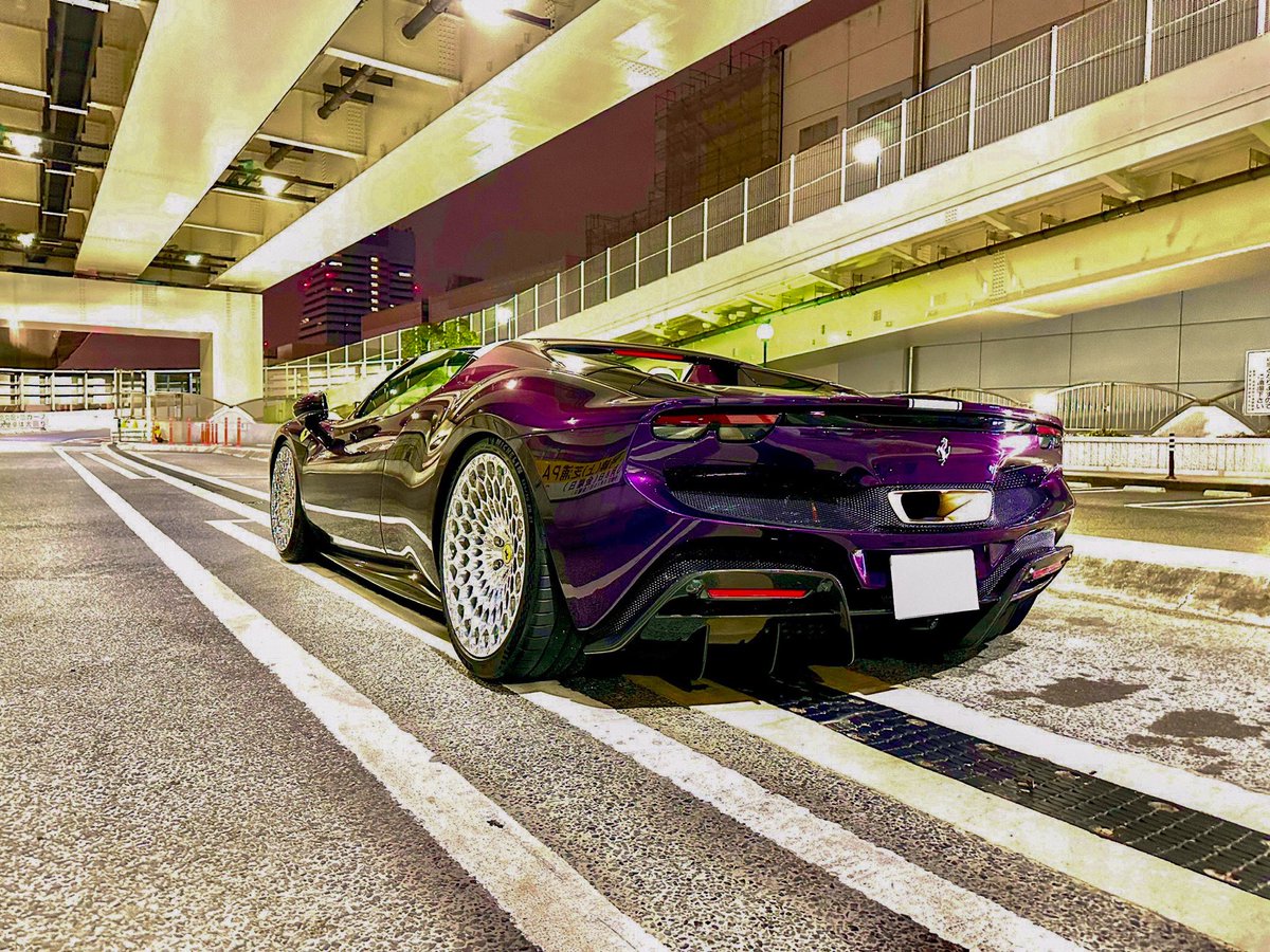 chitamaru4's tweet photo. Ferrari 296 GTS

今日雨予報で案の定雨☔。
ってな訳で昨日乗り乗り。
相変わらず速ぇ、速ぇ。
この時期は屋根開けて走るの最高。

ショートホイールベース化された296のノーマルはサイドから見た際に、インパクトに欠けてた。
それをローダウン&ホイール交換で完全に消せた。
21,22にしなくて本当によかった。
このAulleriaホイール、最高過ぎる。

標準の屋根位置の低さと相まってバランス良く見えるのは私だけ？😷
いつ見てもカッコいいって思えるのは素敵なこと😀

296は色んな媒体で言われてるけど、Fun to Drive‼︎
運転が楽しいです。
今までのフェラーリには無い
これって自分の中では重要な事。
カッコよくても運転楽しくなければ乗りたくなくなるw 

昨日久々に会った狂人にはエロいと言われて舞い上がってました😌

コイツも今週末の東北オートリミックス連れて行きたかったなー。