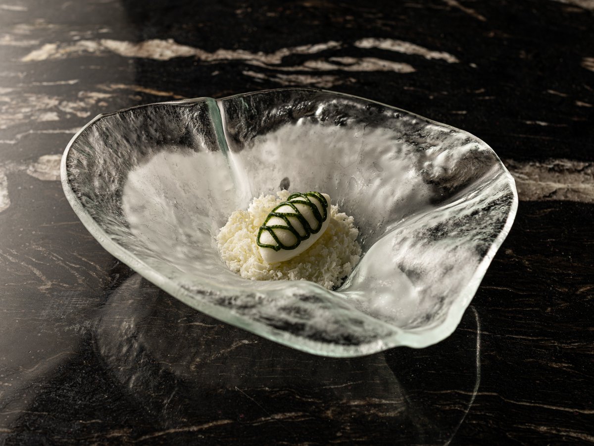 ancestral_res's tweet image. Menta, limón y yogur de oveja.

Un postre fresco y ligero, con el punto cítrico justo para cerrar el pase con equilibrio.🍋

📍 C/ Saliente 2. Pozuelo de Alarcón
📞 Reservas: 608 577 658 y ancestralrestaurante.com/reservas/

@finca_aleno #brasa #MichelinStar #restaurantesmadrid