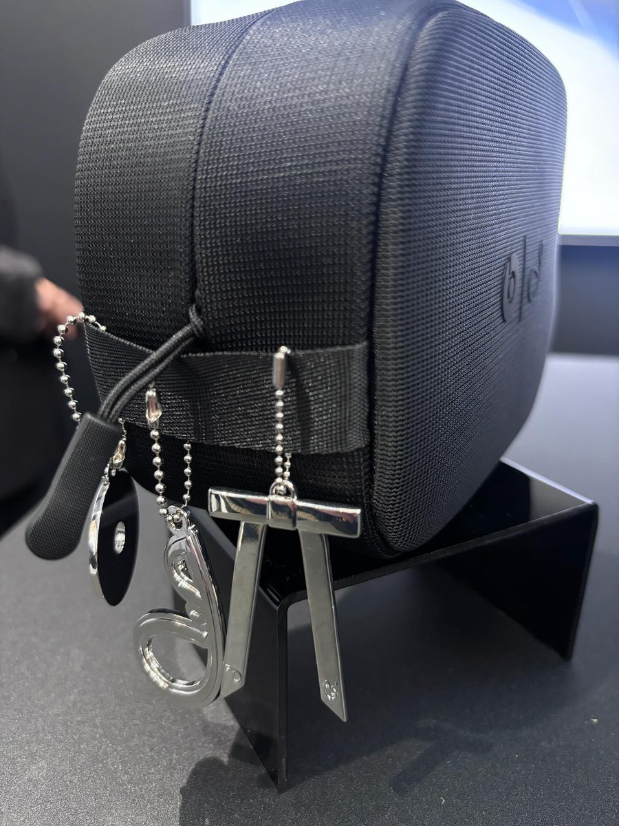 niniprotectors's tweet photo. JENNIE X Beats bag charms from the pop up store https://t.co/WH2bunMlR6
