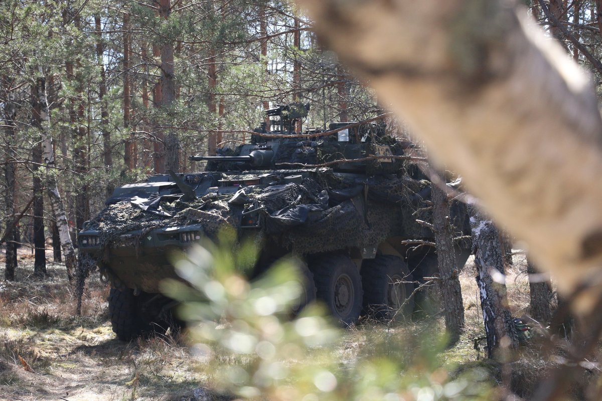 DowOperSZ's tweet photo. Na Łotwie 🇱🇻 z udziałem żołnierzy XVIII zmiany polskiego kontyngentu wojskowego 🇵🇱 trwa ćwiczenie OAK RESOLVE, będące jednym z kluczowych sprawdzianów gotowości Wielonarodowej Brygady @NATOMNBLatvia.
Głównym celem ćwiczenia jest kompleksowe sprawdzenie gotowości operacyjnej oraz skuteczności Brygady w warunkach zbliżonych do realnego konfliktu. Scenariusze obejmują zarówno działania ofensywne, jak i defensywne, pozwalając ocenić szybkość reagowania, jakość dowodzenia oraz zdolność do prowadzenia długotrwałych działań.
Istotnym elementem #OakResolve jest interoperacyjność, czyli zdolność do współdziałania wojsk z różnych państw NATO. Z wykorzystaniem czołgów #Leopard2PL nasi pancerniacy z #PKWŁOTWA współpracują z jednostkami m. in. z Kanady, Hiszpanii i Włoch, realizując wspólne zadania bojowe, synchronizując działania i wykorzystując jednolite procedury operacyjne.
Ćwiczenie OAK RESOLVE pokazuje, jak ważne jest współdziałanie sojusznicze w ramach @NATO - wspólne szkolenie wzmacnia zdolności operacyjne, buduje zaufanie oraz gotowość do działania w ramach kolektywnej obrony.
Trzon XVIII zmiany #PKWŁOTWA stanowią żołnierze 10 Brygady Kawalerii Pancernej ze Świętoszowa.
#PołączeniDlaBezpieczeństwa🤝#JointForSecurity
