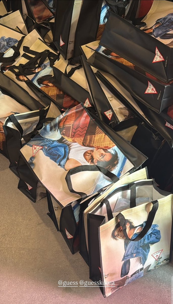 Hyunjin 현진 Central tweet media