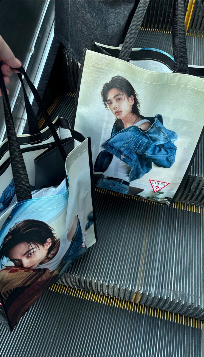 shoyoskz's tweet photo. hyunjin exclusive shopping bags for the pop-up😭 https://t.co/qAQmGAMh4X