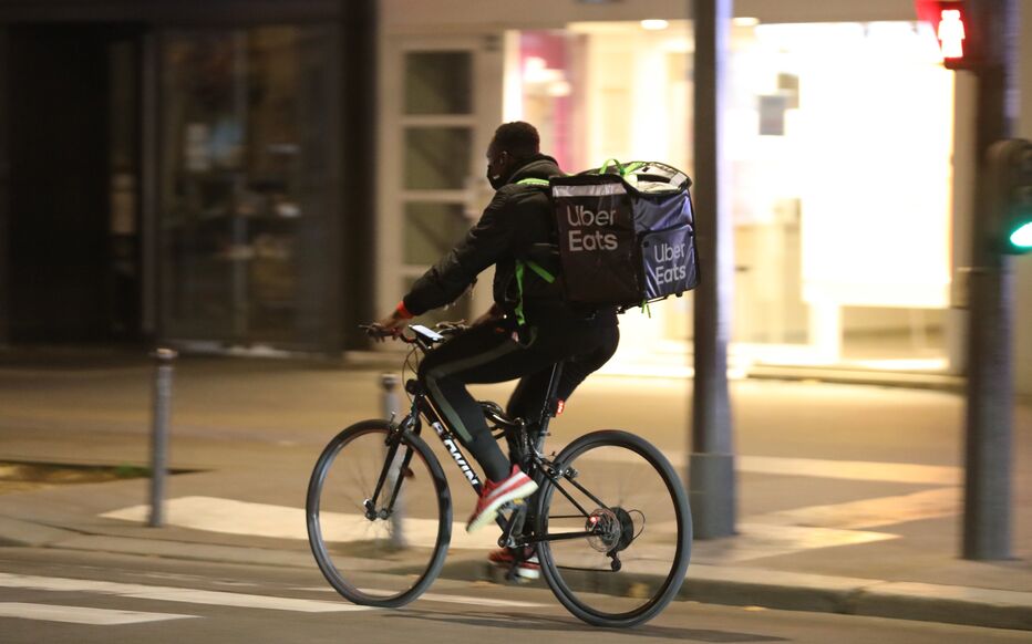 F_Desouche's tweet image. Des associations d’aide aux livreurs de repas ont déposé une plainte pénale pour « traite d’êtres humains » visant les plateformes Deliveroo et Uber Eats : 98 % sont des immigrés, 68% des clandestins fdesouche.com/2026/04/23/des…