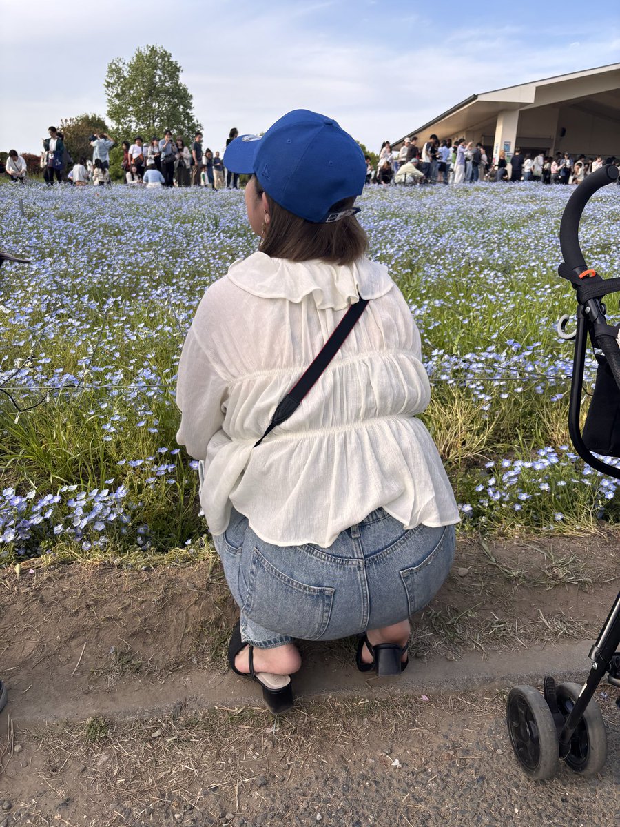 11260624aaa's tweet photo. 我が子が、ネモフィラ見てる私を撮ってくれて、成長を感じたのも束の間。
👧🏻｢これ、めざましテレビの占いのやつに送ろ！広い背中って｣って言われて、私が思っていたより成長していた✋笑

大きな背中じゃなくて、広い背中ってチョイスに母さん驚きだよ😂

そしてなぜ、めざましテレビの占いなの？笑 https://t.co/qFdqK5jD7R