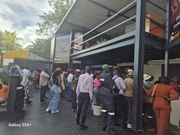 2023Focus's tweet image. Motorists flocked to the @zinaraZW stands at @ZITF1  to take full advantage of the 100% arrears waiver—a fantastic  opportunity for all drivers. It’s wonderful to see #Zinara stepping up to  help motorists clear their dues and stay compliant with the law #Bulawayo @BusisaMoyo