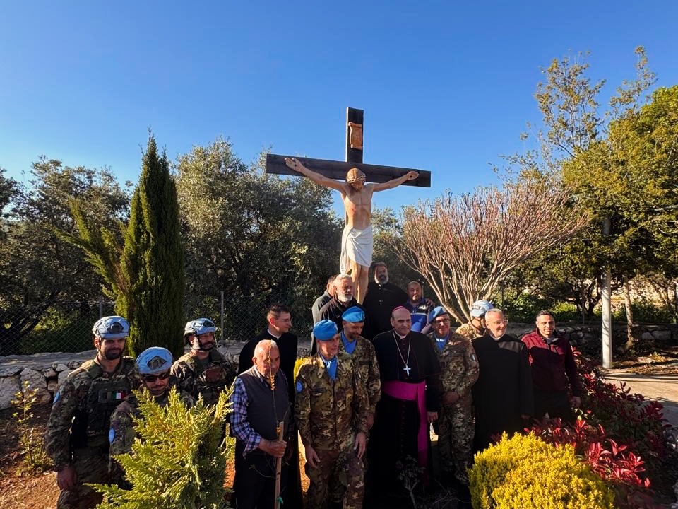 InfosLiban's tweet image. FAKE NEWS : l'armée israélienne a placé une petite croix contre un arbre, qui plus est prise à l'église de Debel.

En réalité, les soldats italiens de la FINUL ont réparé la statue de Jésus-Christ détruite par l'armée israélienne.