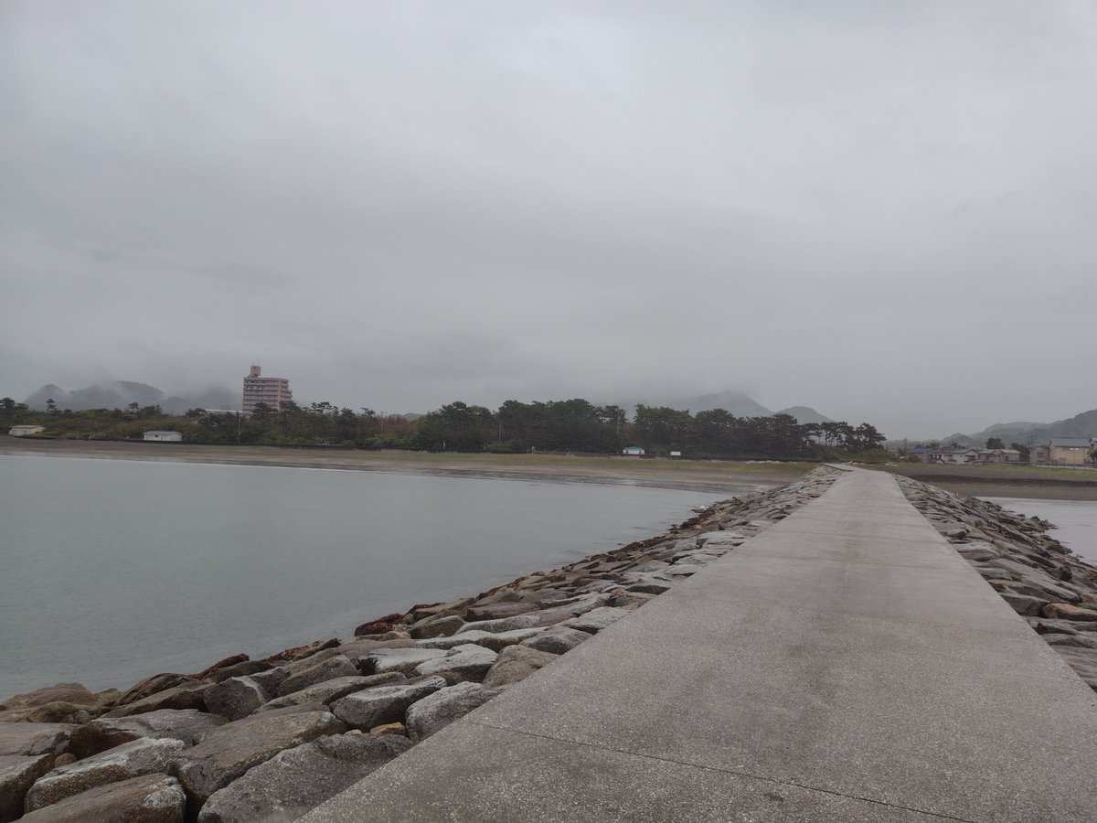 fizzy99's tweet photo. 近くの海岸
天気を気にしてはいけない https://t.co/nElFlfwr5R