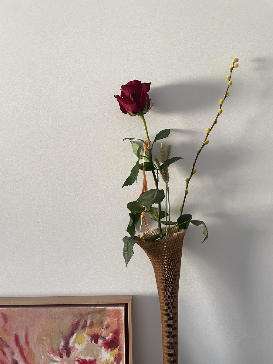 “Si bé som un cos palpable i tenim pensaments que no podem tocar, i de vegades ens pot semblar que som éssers migpartits, alienats, incapaços d’una vida plena, la bellesa fa present una unitat on no hi falta res.”

<a href="/rgsait/">Raül Garrigasait</a> al pròleg de Murdoch. 

Bon i bell Sant Jordi a tothom!