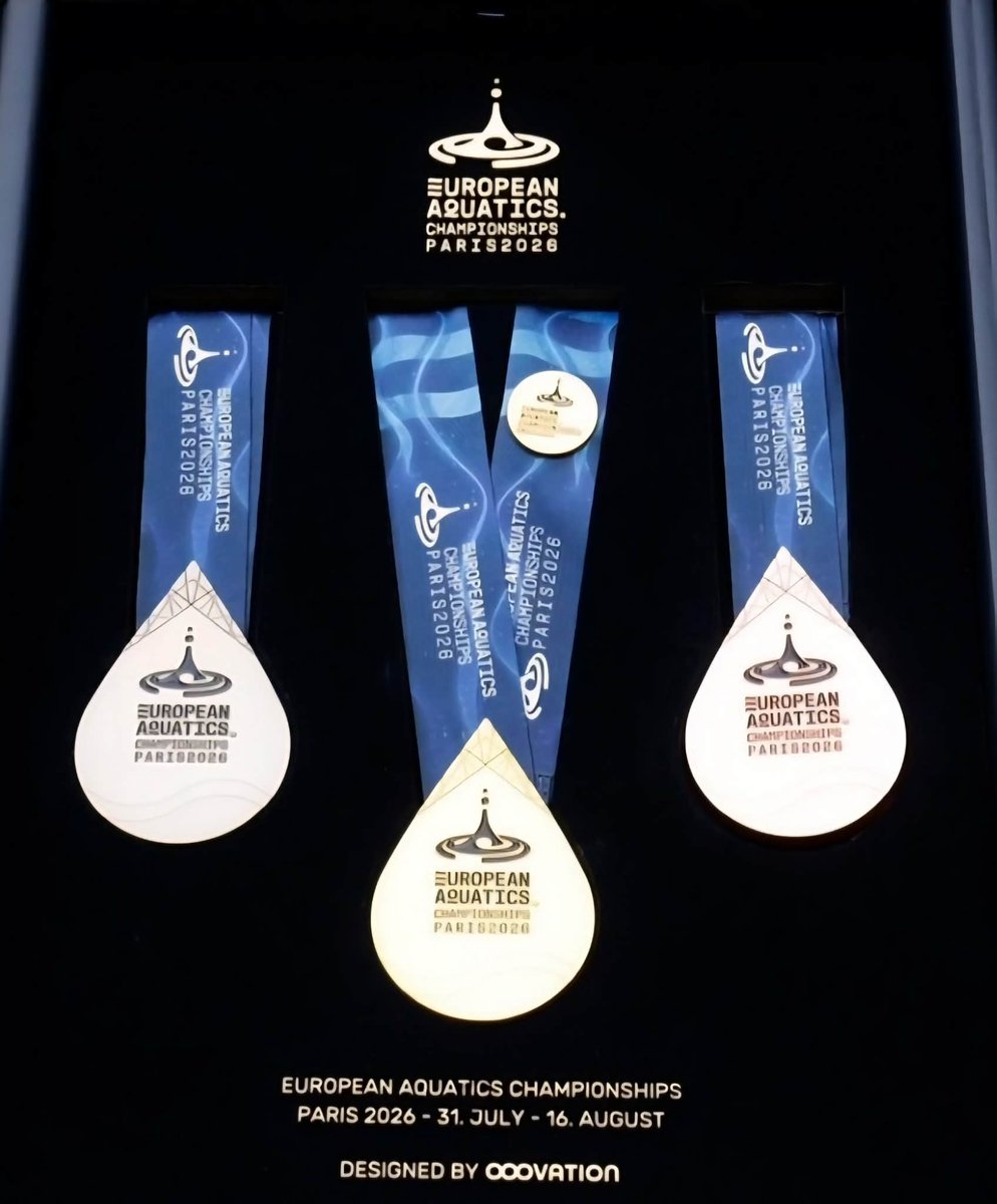 HistoriasdlosJJ's tweet image. Se han presentado las medallas del Europeo de #Natación que se celebrará este verano en París. Las figuras #SaraSjostrom, #CamilleLacourt y #LaureManadou estuvieron presentes. Las medallas tienen forma de gota #EuropeanAquatics #Paris2026