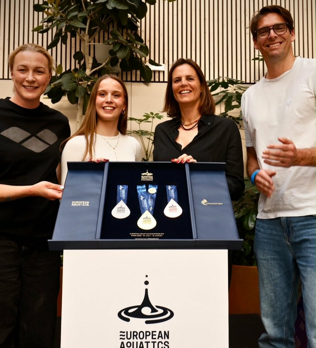 HistoriasdlosJJ's tweet image. Se han presentado las medallas del Europeo de #Natación que se celebrará este verano en París. Las figuras #SaraSjostrom, #CamilleLacourt y #LaureManadou estuvieron presentes. Las medallas tienen forma de gota #EuropeanAquatics #Paris2026