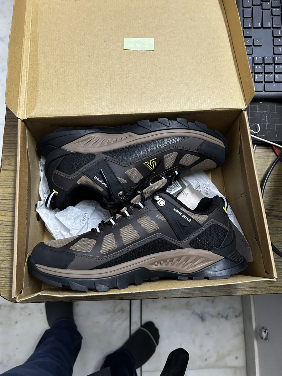 aryan170720's tweet photo. This is not acceptable.  

Red Tape store charged ₹2600 for a pair that is available for ₹1800 on their own website.  

No support, no explanation from store staff when questioned. Customers are being taken for granted.  

@RedTapeIndia please justify this.
#CustomerExperience https://t.co/QWH8sTaoqZ