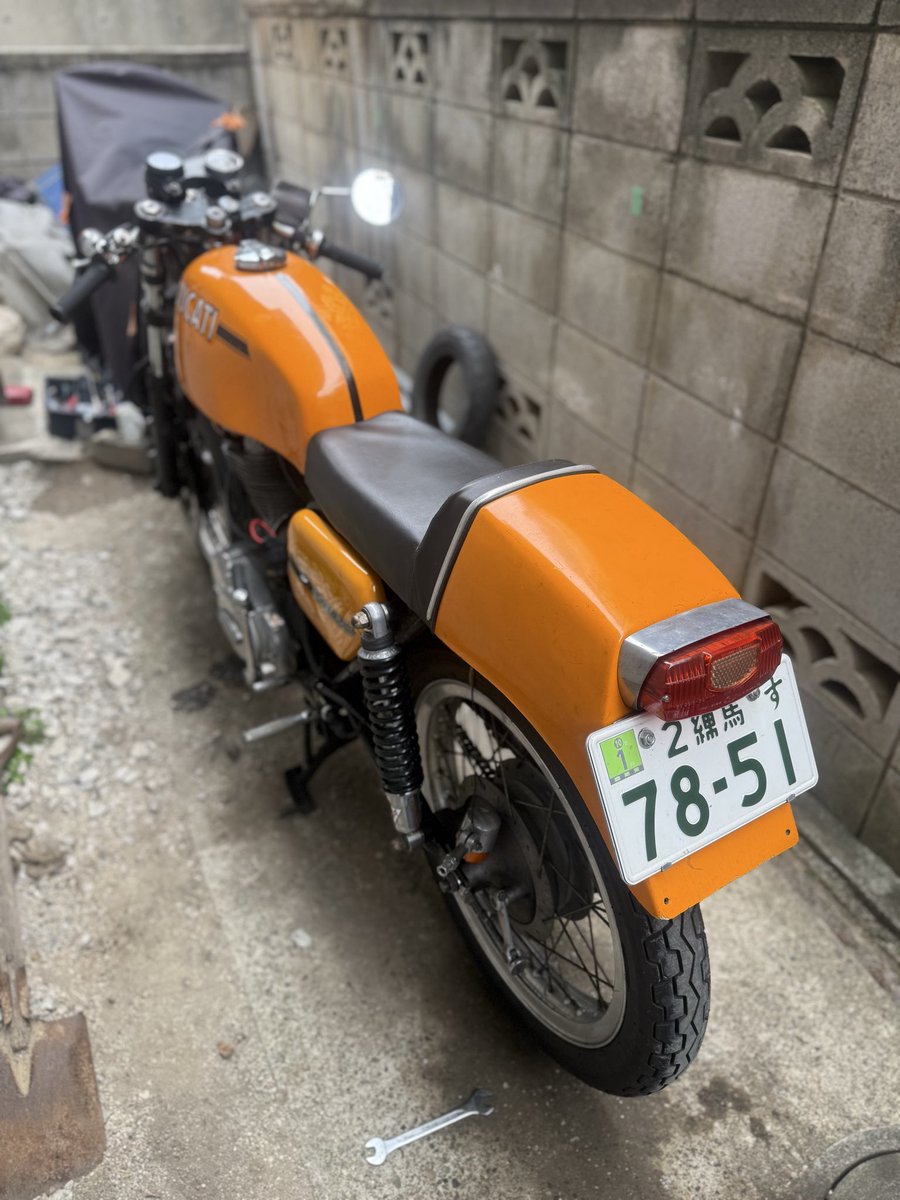 シートカウルはそれこそ20年前にeBayで入手、ドイツからきたものですが、長い時間を経て使う日がやってきました、、、。

タンクも同じ場所から来たものなので、色目はバッチリです。

イエローデスモって、いわゆる「黄色」ではないですね。

赤みが入った黄色。

とりあえずひと段落。

#ducati