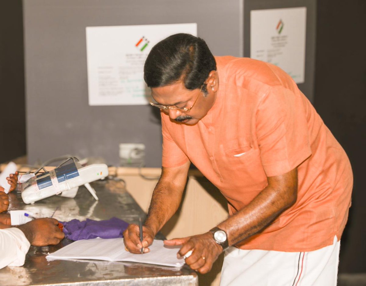 கழகப் பொதுச்செயலாளர் திரு. #TTVDhinakaran அவர்கள்

சென்னை அடையாறு தாமோதரபுரம் அரசுப்பள்ளியில் அமைந்துள்ள வாக்குச்சாவடியில் தனது குடும்பத்தினருடன் சென்று தனது ஜனநாயக கடமையை ஆற்றினார். 

#AMMK