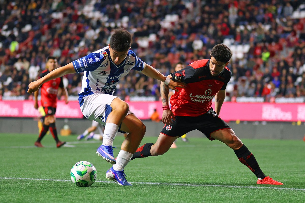 LigaBBVAMX's tweet photo. ⏱️ 46’ | De vuelta al ruedo en el Mictlán. 🔄
Tijuana y Pachuca ya ponen en marcha la segunda mitad... 👀
@Xolos 2-0 @Tuzos | 🐕 🆚 🦫
#LaLigaDeLaAfición✨ | #ConMéxicoC26 | #J16 | #XOLPAC https://t.co/mjO9OQ6RNe