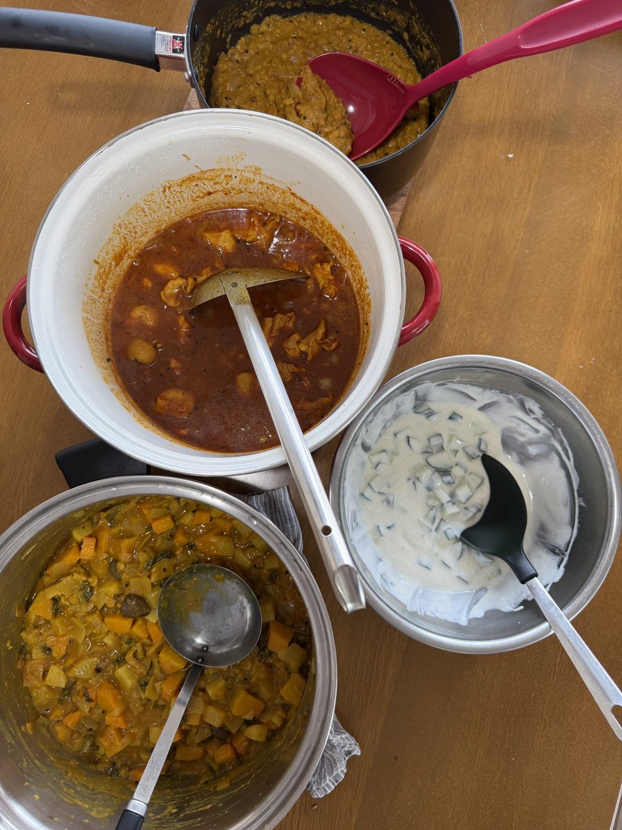 SetsunaSpice's tweet photo. 今日はカレーを作って木の器で食べる会

美味しくできました！

チキンラッサム
サンバル
ダールタルカ
ライタ

#ミールス 
#セツナのスパイスカレー https://t.co/8gFhV4uys8
