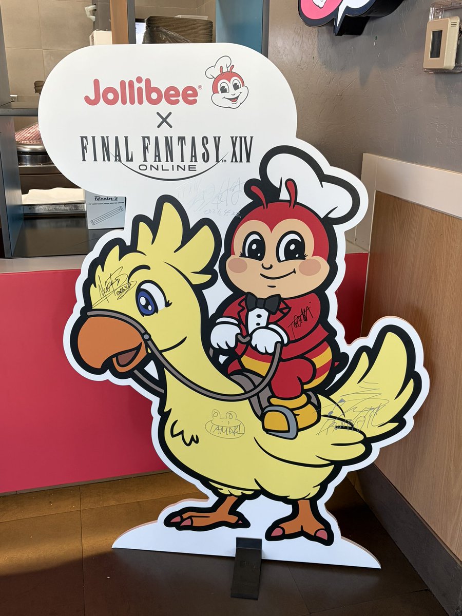 Riisatchi's tweet photo. My delayed flight was a blessing in disguise. Had an amazing first day of fanfest adventures! https://t.co/IkMSzRLHdy