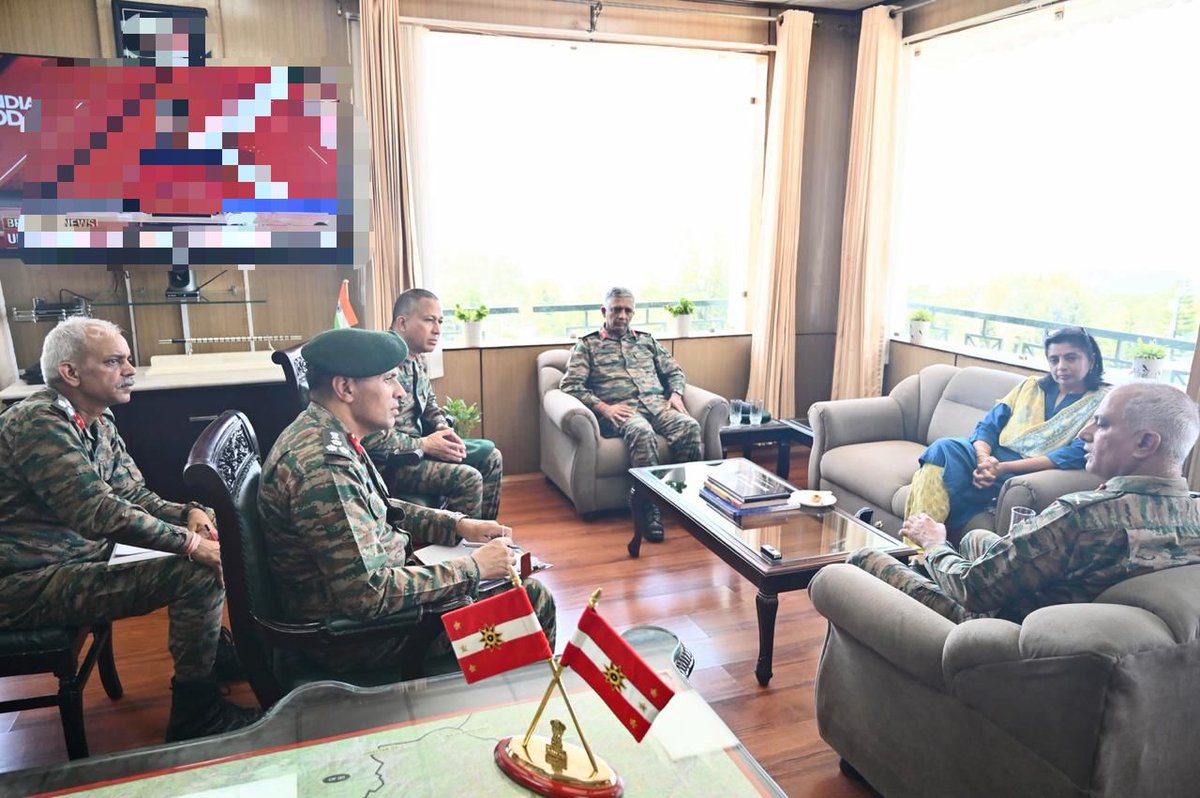 RisingStarCorps's tweet image. #IndianArmy
#Wecare

Smt Sukriti Likhi, Secy, Dept of Ex-Servicemen Welfare, GoI, interacted with GOC Rising Star Corps. In a shared commitment, discussions advanced ongoing efforts to further strengthen veterans healthcare &amp;amp; welfare, with focus on responsive delivery and