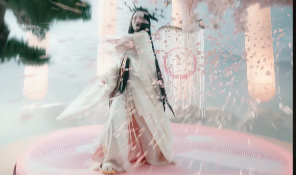 風女神様(？)の後ろの丸は　
仏教の円相を表してるのかな
悟り・真理の象徴　欲望から離れた囚われない円満な心　だって。
色々勉強になるね