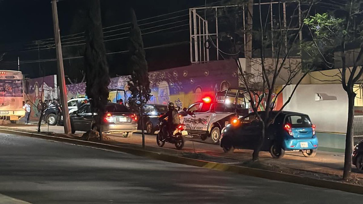 ContraProMx's tweet photo. 🔴 #ÚltimaHora #Ejecutan a un masculino en el municipio de Santa Cruz #Xoxocotlán, sobre la carretera a #Cuilapam pasando el puente de #Nazareno, uno más fue lesionado y es trasladado grave a un hospital particular #Oaxaca

☹️ En tanto, en un hecho diferente un masculino fue hallado sin vida tras sufrir al parecer un #infarto al interior de su vehículo, que se encontraba estacionado en Avenida Venus en el municipio de #Oaxaca de Juárez