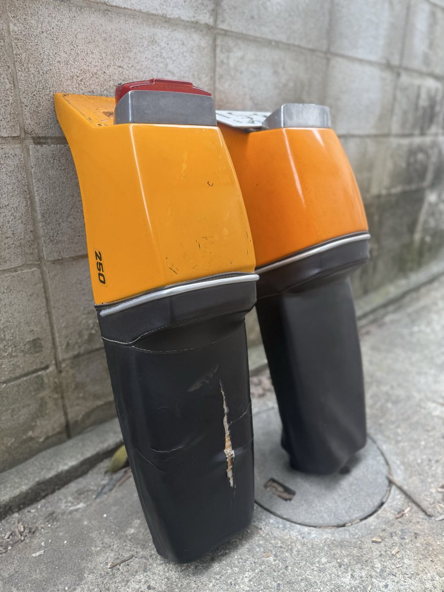 私が最初にドカを買ったのが29歳の時なので、早いもので23年前になりますが、、、。
最初に買った時はシートモールの代わりにアルミの板がそれっぽく接着剤で付けてあるだけでした。

当時は何も知らなかったので、純正で無いと知った時はガッカリしたなぁ。

今となっては懐かしい、

#ducati