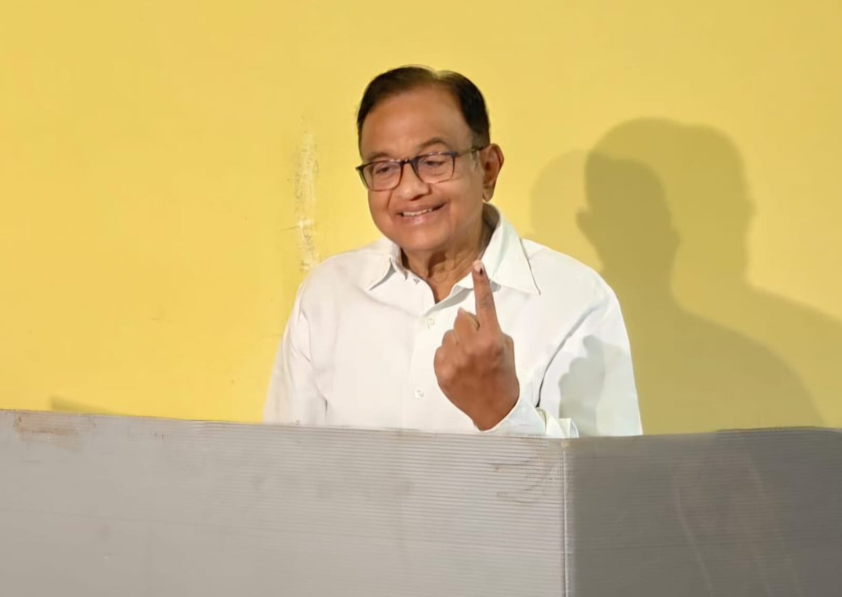 Congress4TS's tweet image. శివగంగలో కాంగ్రెస్ సీనియర్ నాయకుడు చిదంబరం తన ఓటును వేశారు

Congress Senior leader Chidambaram casts his vote at Sivaganga

#Chidambaram #Congress #TamilNaduElections