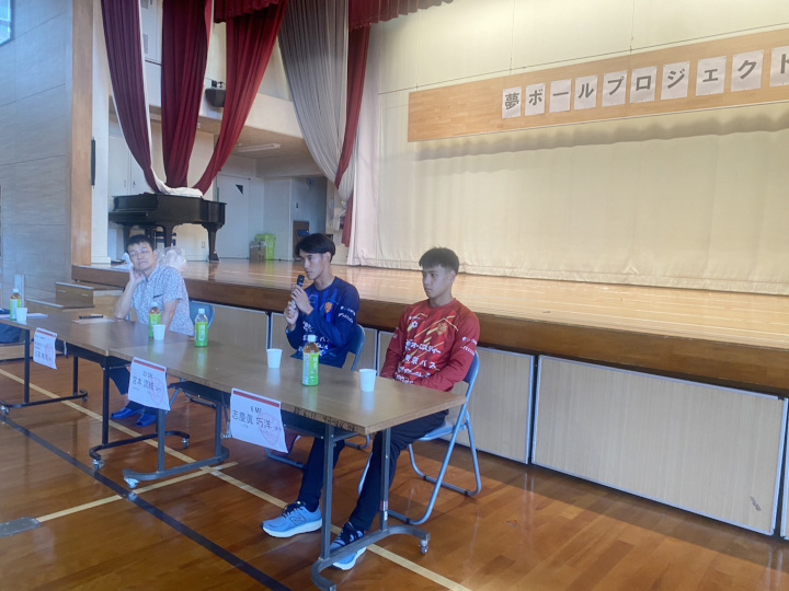 OsdOkinawa's tweet photo. 【FC琉球 夢ボールプロジェクト】 
4/21 北谷小学校へデザインボールを贈呈しました
志慶真選手・宮本選手と6年生が交流し 質問コーナーやリフティング披露で大盛り上がり 
 オーエスディーはこれからも子どもたちの夢を応援します

#FC琉球 #夢ボールプロジェクト #北谷小学校 #オーエスディー https://t.co/PnFQvvb2xU