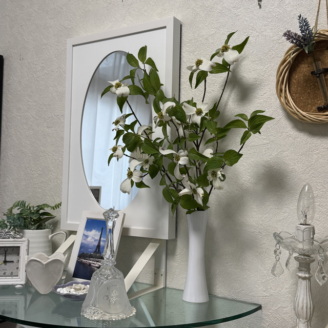 インテリア仏壇「鏡壇ミラリエ」「鏡壇ミロワ」に今日（4/23）の誕生花の「ハナミズキ（花水木）」 を飾ってみました。

#ハナミズキ
#花水木
#ミラリエ
#ミロワ
#グレイスプレイス
#花のある暮らし
#仏壇
#SGI仏壇
#創価学会仏壇
#壁掛仏壇
#インテリア仏壇
#ミラー仏壇