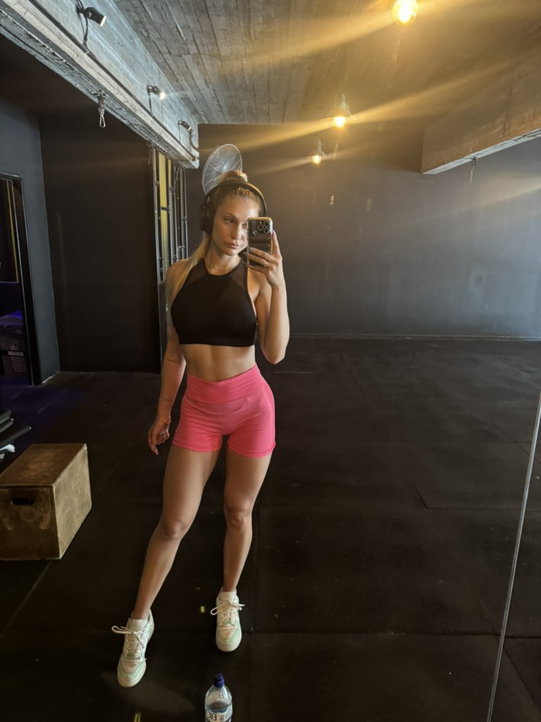 Lily 💌 tweet media