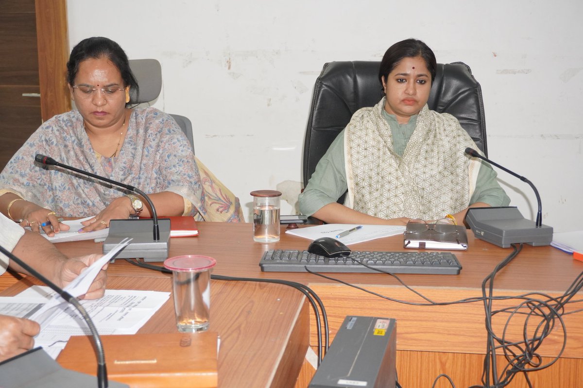 collectorseoni1's tweet image. #सिवनी/ कलेक्टर श्रीमती नेहा मीना ने  #जिला_स्वास्थ्य_समिति की बैठक लेकर स्वास्थ्य एवं महिला एवं बाल विकास विभाग की जिले में संस्थागत स्वास्थ्य सेवाओं की गतिविधियों एवं योजनाओं के क्रियान्वयन स्थिति की गहन समीक्षा की। @CMMadhyaPradesh @DrMohanYadav51 @JansamparkMP #seoni