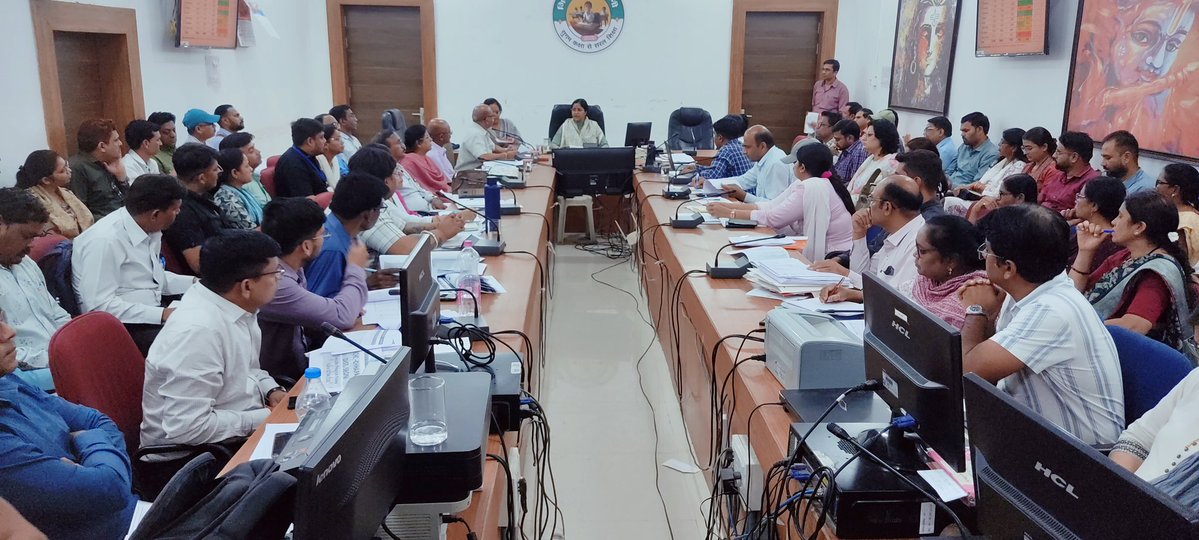 collectorseoni1's tweet image. #सिवनी/ कलेक्टर श्रीमती नेहा मीना ने  #जिला_स्वास्थ्य_समिति की बैठक लेकर स्वास्थ्य एवं महिला एवं बाल विकास विभाग की जिले में संस्थागत स्वास्थ्य सेवाओं की गतिविधियों एवं योजनाओं के क्रियान्वयन स्थिति की गहन समीक्षा की। @CMMadhyaPradesh @DrMohanYadav51 @JansamparkMP #seoni