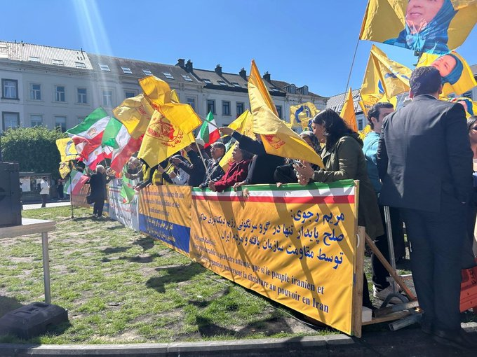 Azadeh379864560's tweet image. Even in darkness, the flame of freedom continues to burn.
#Light #Freedom #Iran