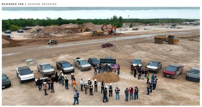 MarioNawfal's tweet image. 🇺🇸 Tesla just broke ground on TERAFAB at Giga Texas.

Tesla will be building the chips that run their cars, cutting the supply chain that nearly broke the auto industry in 2021.

It's vertical integration at a scale no one else is attempting.

Source: @SERobinsonJr, @Tesla,