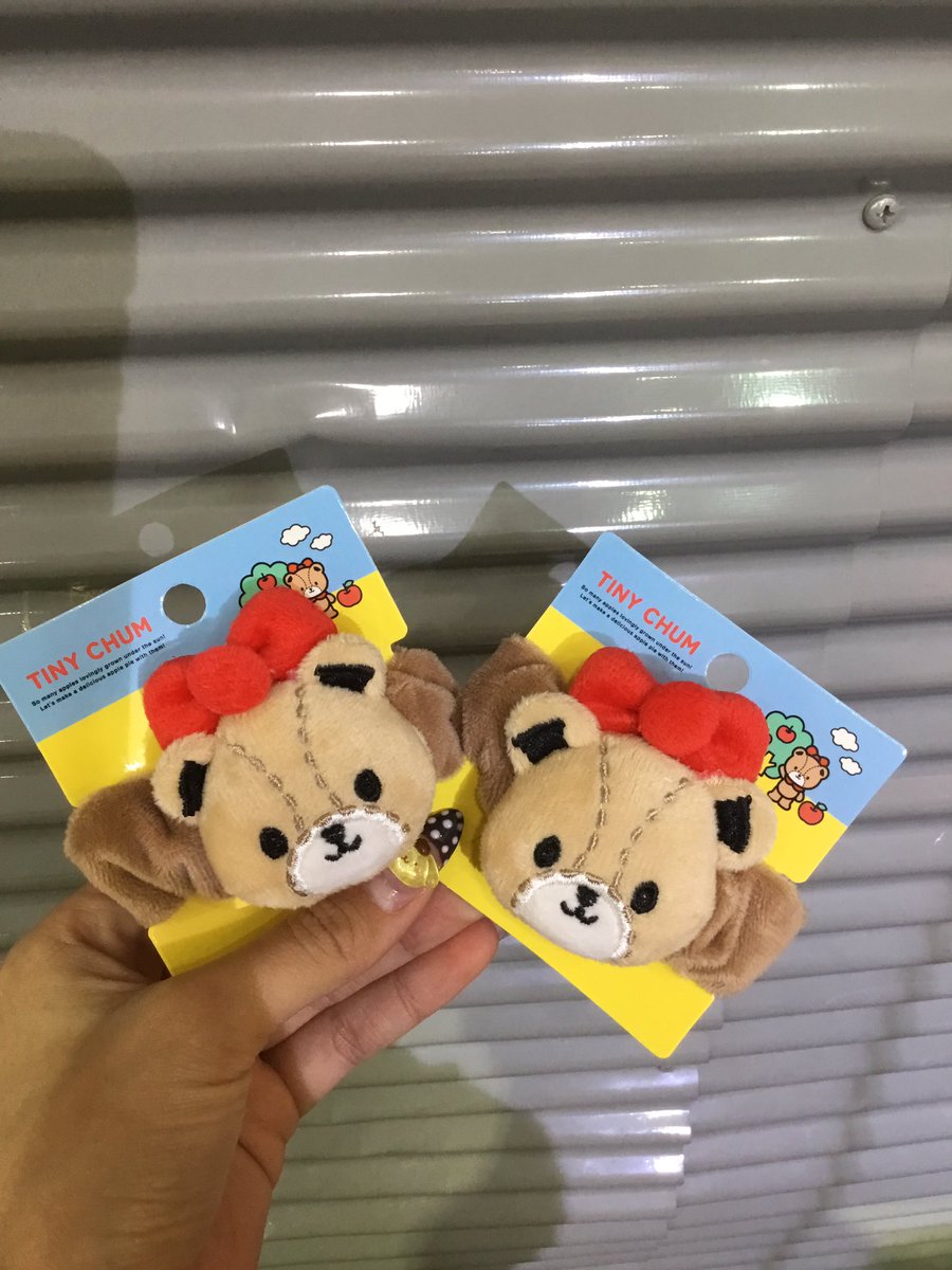 390yokohama's tweet photo. 🍎再入荷🍎

『ハローキティ×タイニーチャム』より
ぬいぐるみヘアゴムが再入荷です🧸❤️💛

腕やカバンにつけ��もかわいい💌💬

🏷️お値段390円（税込429円）
ぜひ店頭にてご覧くださいませ🎶 https://t.co/lXniaVleSm