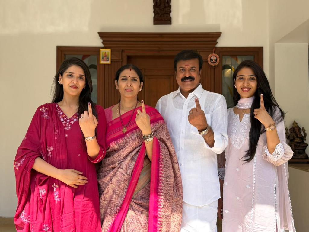 lksudhish's tweet image. குடும்பத்துடன் எனது ஜனநாயக கடமையை ஆற்றினேன்.

அனைவரும் வாக்களிப்பீர்....

#ElectionDay #LKSudhish