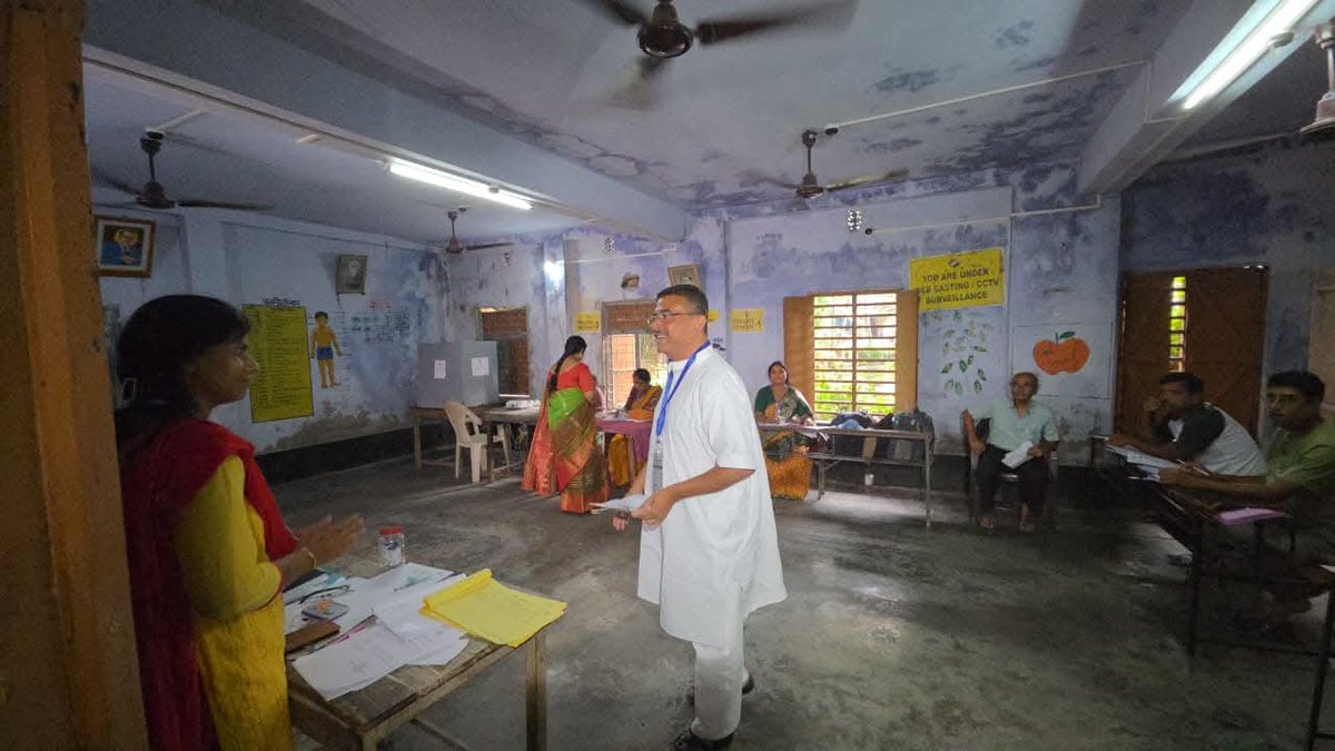 pradip103's tweet image. He defeated arrogance of Mamta Banerjee in Nandigram in 2021; he will defeat TMC in Nandigram in 2026.

He will defeat arrogance of Mamta Banerjee in Bhawanipur.

Suvendu Adhikari Casts his vote in Nandigram

#PaltanoDorkarChaiBJPSarkar