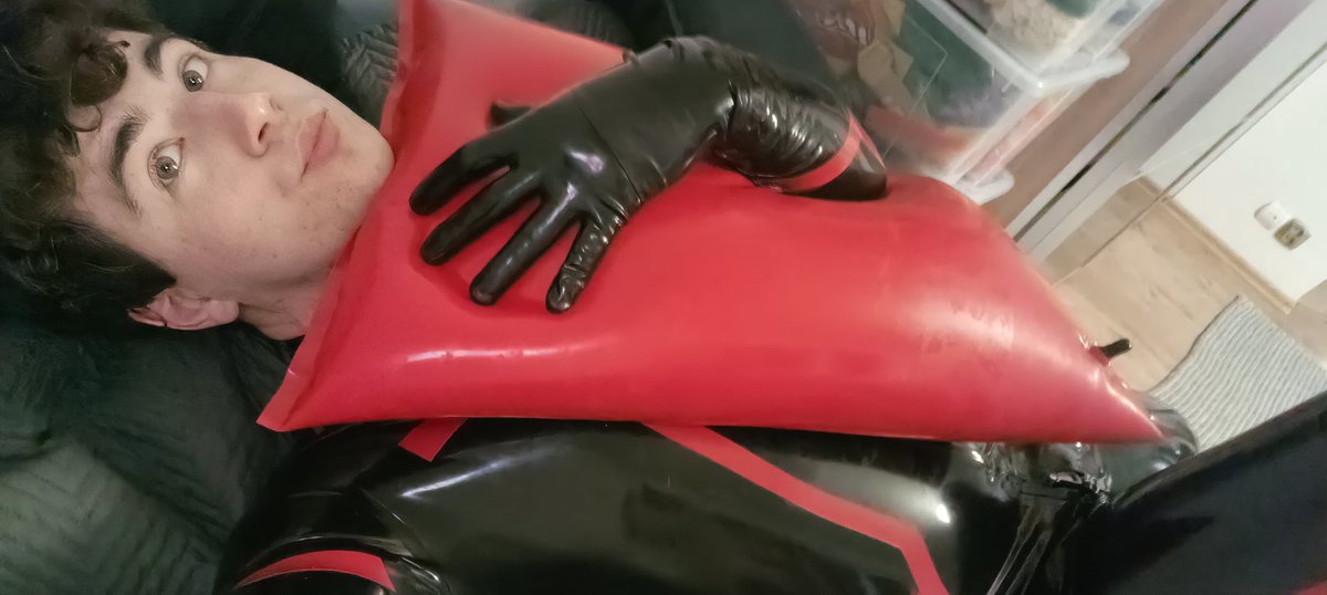WanDag1346397's tweet image. Love my latex bed cover and pillows. They're so comfy ro sleep with ❤️ #latex #bedtime #rubber #latexboy #ラテクス #ラテックスボーイ #就寝時間