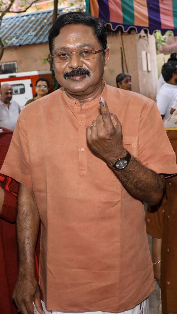 கழகப் பொதுச்செயலாளர் திரு. #TTVDhinakaran அவர்கள்

சென்னை அடையாறு தாமோதரபுரம் அரசுப்பள்ளியில் அமைந்துள்ள வாக்குச்சாவடியில் தனது குடும்பத்தினருடன் சென்று தனது ஜனநாயக கடமையை ஆற்றினார். 

#AMMK
