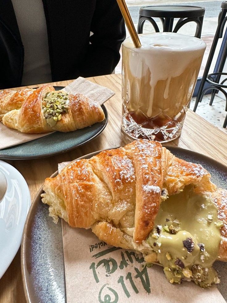 OurinIza's tweet image. I don't know who needs to hear this but…
a pistachio croissant and an iced latte will fix almost anything. 🥐✨
Happy Thursday, treat yourself.

What are you eating today? 

#ThursdayVibes #ThankfulThursday