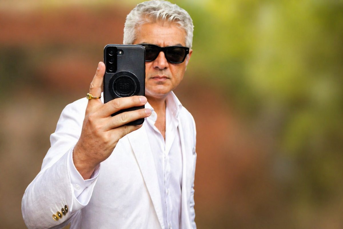 LetsXOtt's tweet image. What's #AjithKumar 's Phone Model ?

Any guess ??