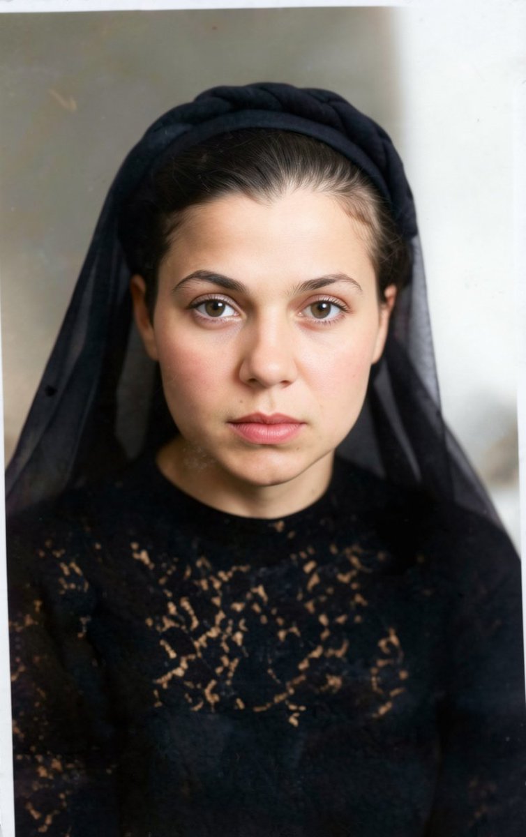 "Jestem twarda i dumna - dumą
patriotów" - pisała tuż przed tym,
jak ostrze niemieckiej gilotyny
odcięło jej głowę.

Wanda Węgierska - dziewczyna
twarda i niezłomna jak stal, która po
śmierci ojca z rąk Niemców
poprzysięgła zemstę okupantowi.

Harcerka.
We Wrześniu 1939 służyła
w