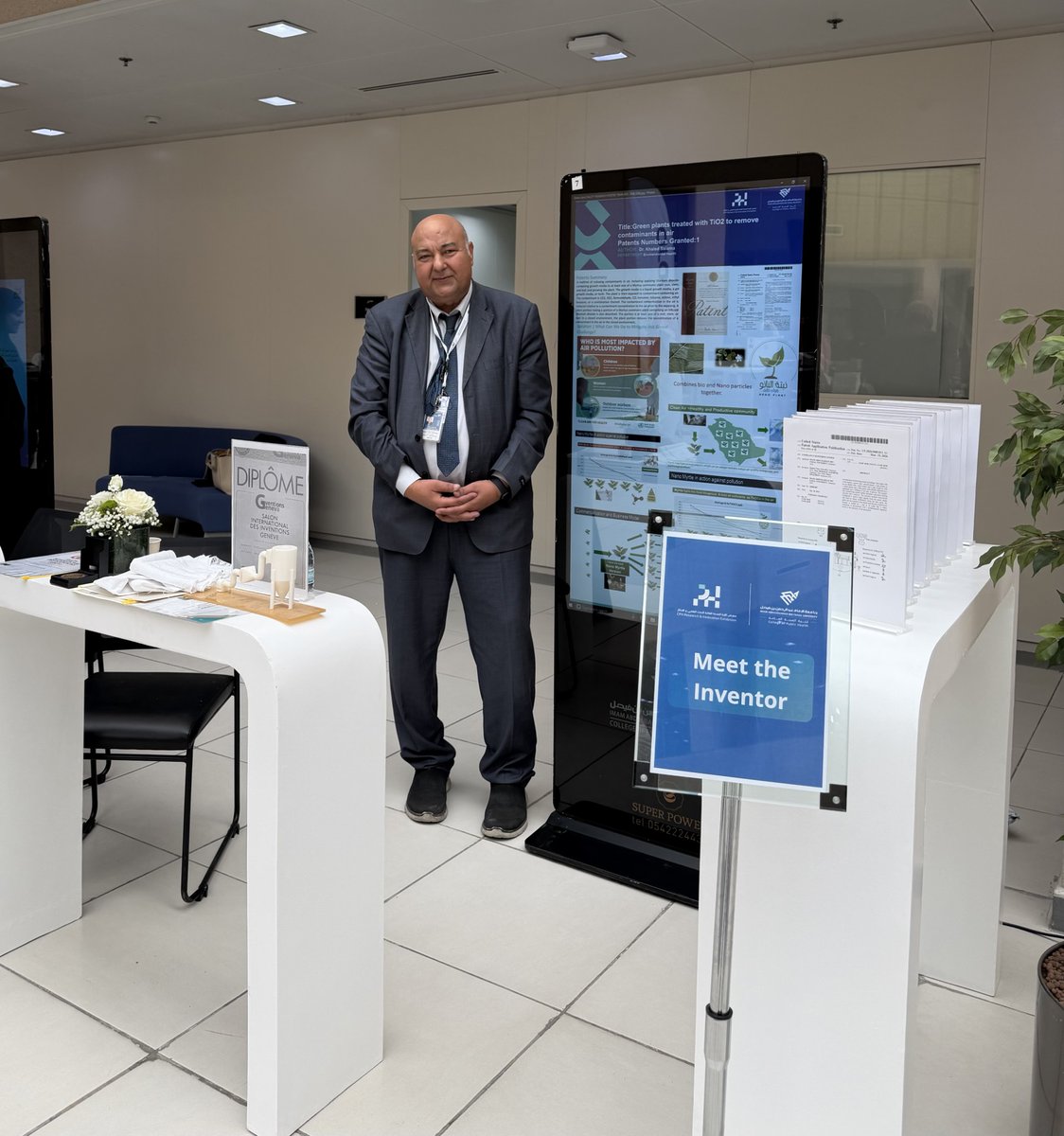 أعتز وأفتخر بالمشاركة في معرض البحث والابتكار بكلية الصحة العامة و من خلال ركن "قابل المخترع" سعدت بالنقاش والحوار مع الطالبات والطلبة المبدعين والمخترعين ومع أعضاء هيئة التدريس حول الأفكار الابتكارية، وبراءات الاختراع وثقافة الابتكار.شكرًا لكلية الصحة العامة على هذه المبادرة.